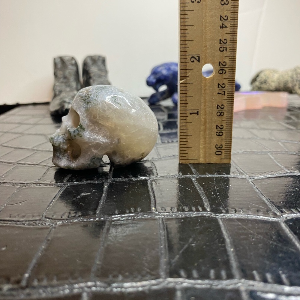 Small Moss Agate & Quartz Skull - Picture 13 of 13